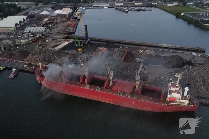 Schroot vat vlam op kade en in ruim van vrachtschip