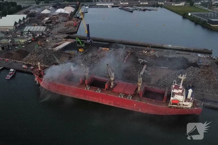 Schroot vat vlam op kade en in ruim van vrachtschip