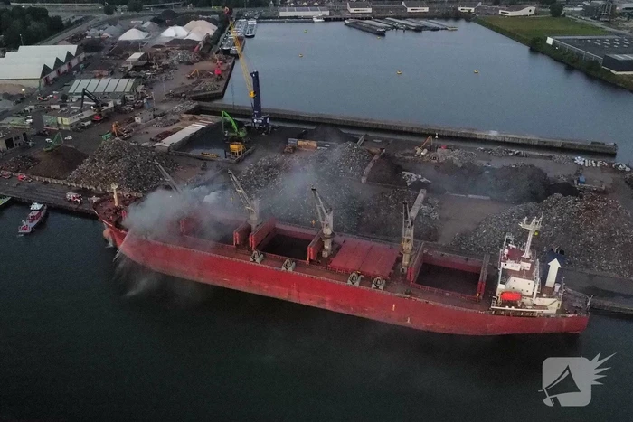 Schroot vat vlam op kade en in ruim van vrachtschip