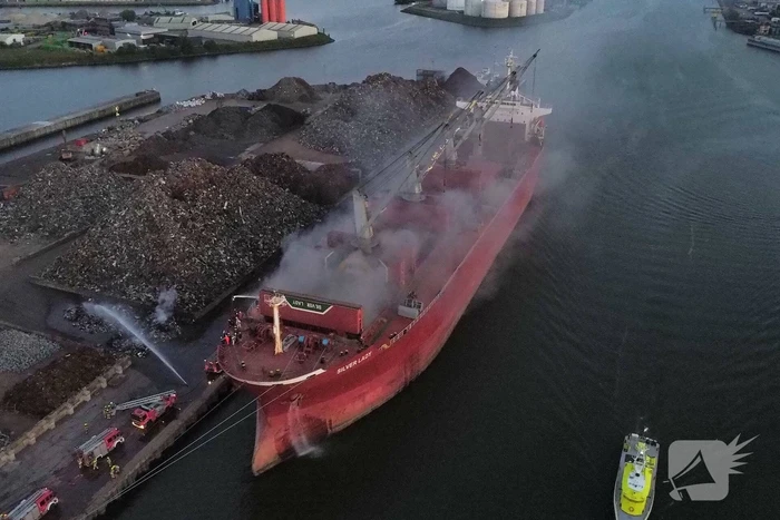Schroot vat vlam op kade en in ruim van vrachtschip