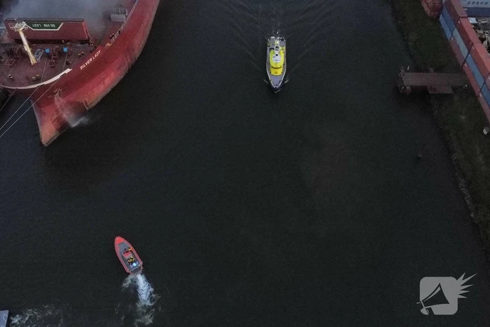 Schroot vat vlam op kade en in ruim van vrachtschip