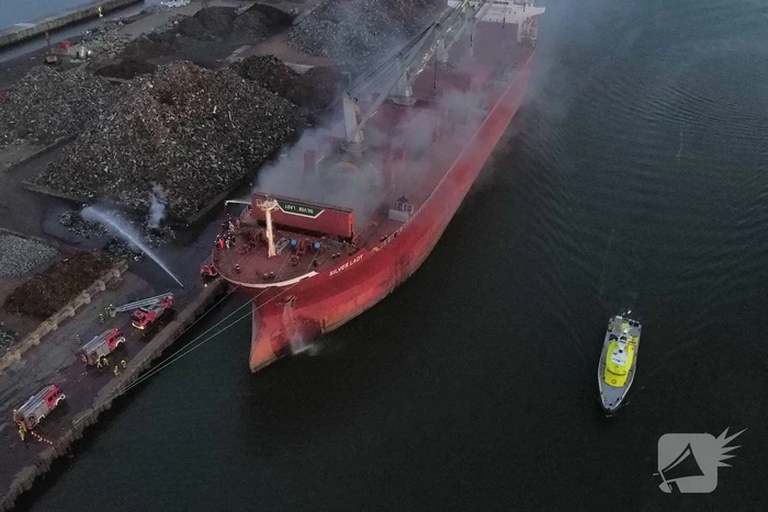 Schroot vat vlam op kade en in ruim van vrachtschip