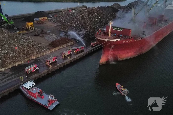 Schroot vat vlam op kade en in ruim van vrachtschip