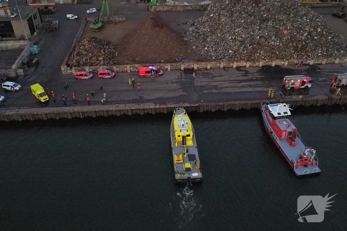 Schroot vat vlam op kade en in ruim van vrachtschip