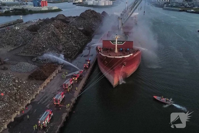 Schroot vat vlam op kade en in ruim van vrachtschip