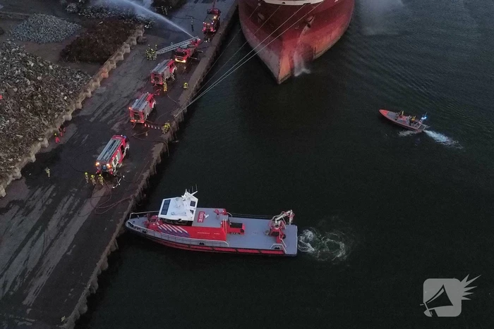 Schroot vat vlam op kade en in ruim van vrachtschip