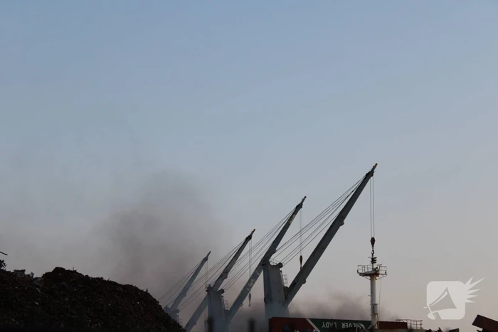 Schroot vat vlam op kade en in ruim van vrachtschip
