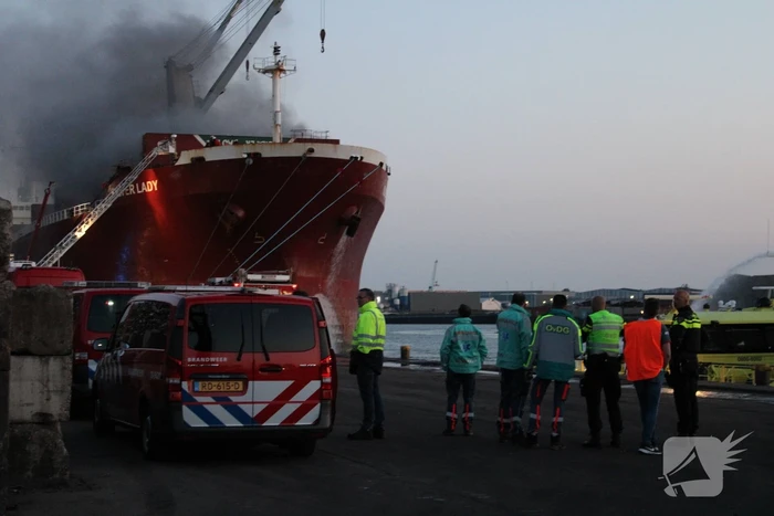Schroot vat vlam op kade en in ruim van vrachtschip