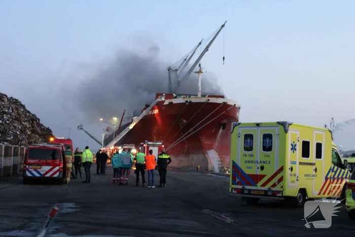 Schroot vat vlam op kade en in ruim van vrachtschip