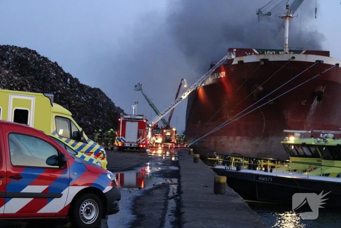 Schroot vat vlam op kade en in ruim van vrachtschip