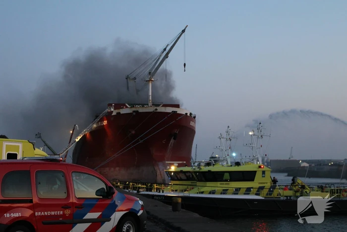 Schroot vat vlam op kade en in ruim van vrachtschip