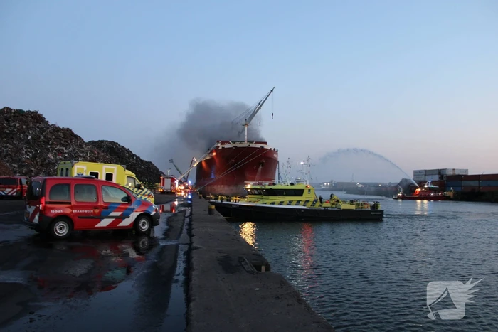 Schroot vat vlam op kade en in ruim van vrachtschip
