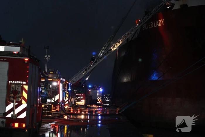 Schroot vat vlam op kade en in ruim van vrachtschip