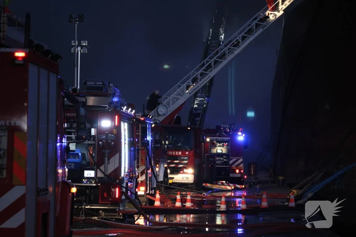 Schroot vat vlam op kade en in ruim van vrachtschip