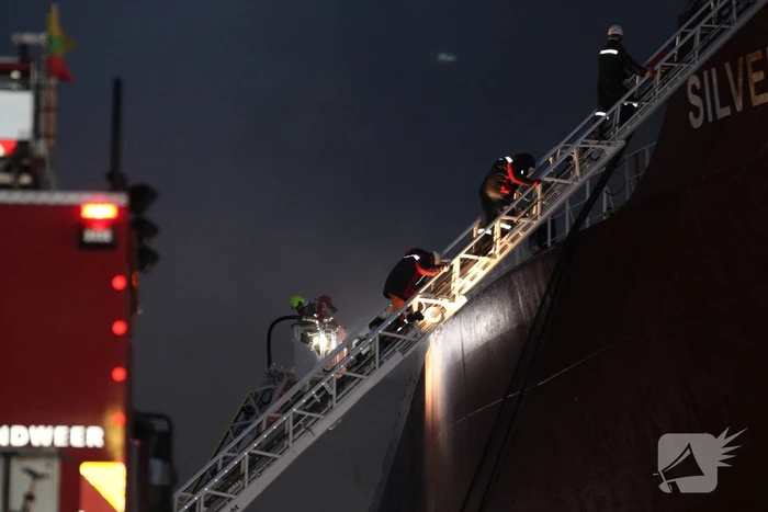 Schroot vat vlam op kade en in ruim van vrachtschip