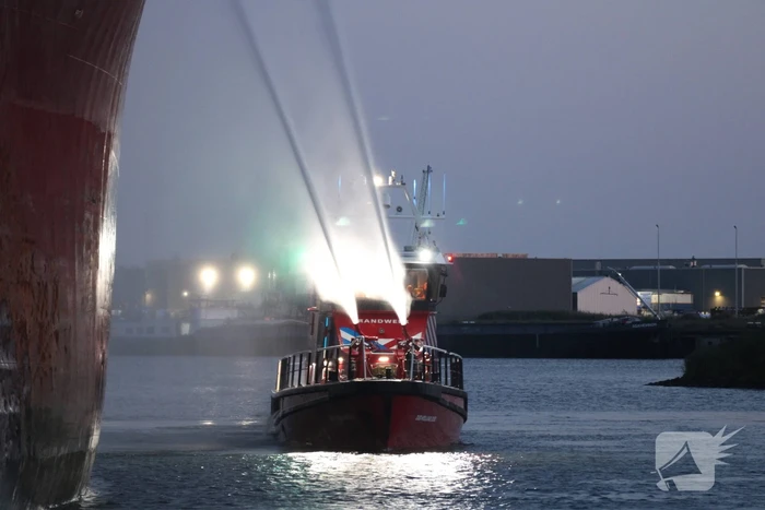 Schroot vat vlam op kade en in ruim van vrachtschip
