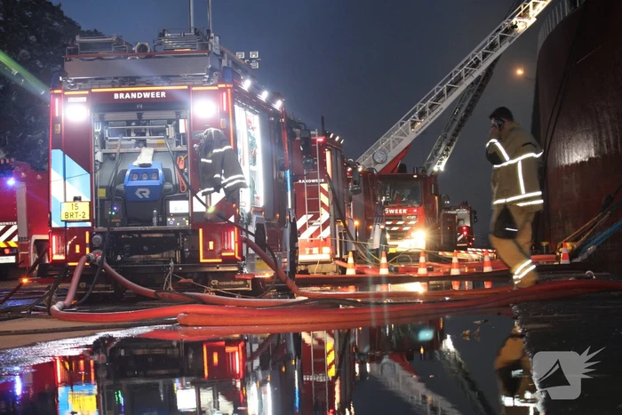 Schroot vat vlam op kade en in ruim van vrachtschip