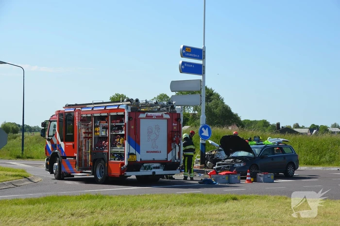 Persoon bekneld bij hevige aanrijding op kruising