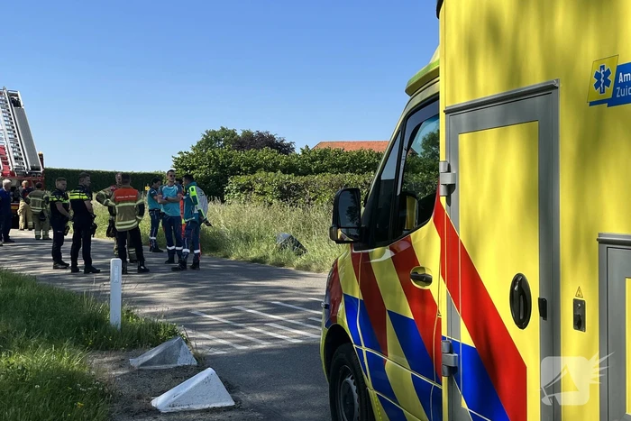 Bestelbus belandt in droge sloot