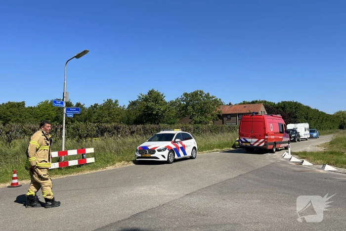 Bestelbus belandt in droge sloot