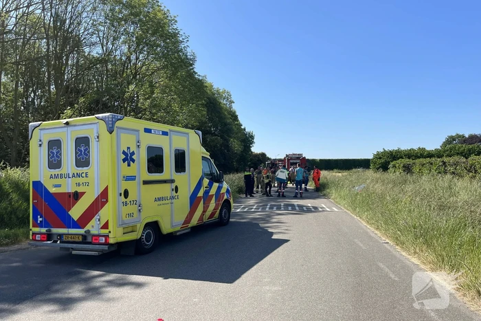 Bestelbus belandt in droge sloot