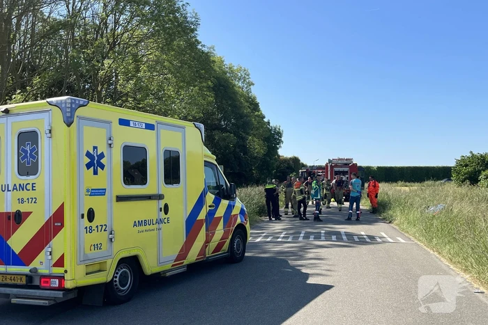 Bestelbus belandt in droge sloot