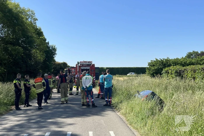 Bestelbus belandt in droge sloot