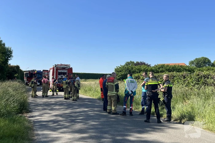 Bestelbus belandt in droge sloot