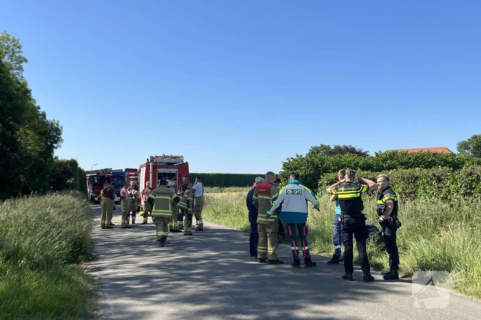 Bestelbus belandt in droge sloot