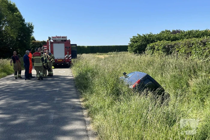 Bestelbus belandt in droge sloot