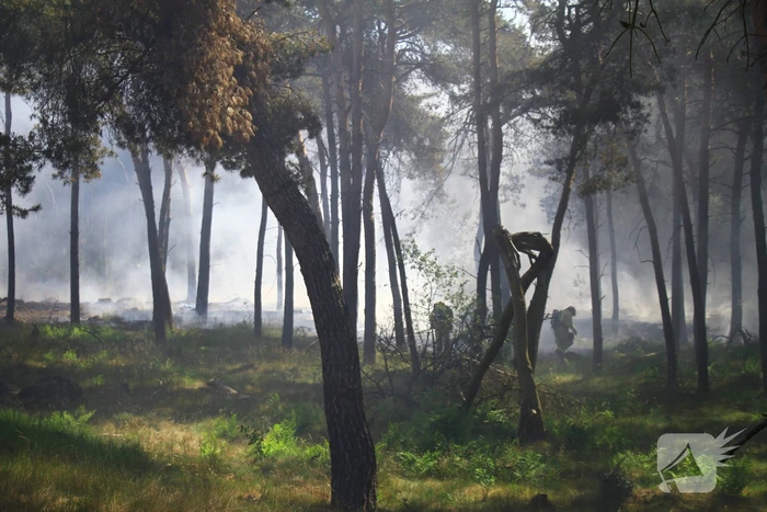 Brandweer rijdt zich vast bij natuurbrand