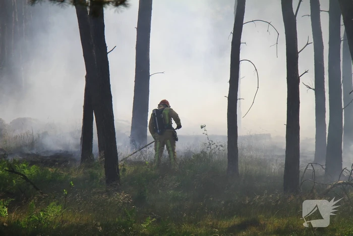 Brandweer rijdt zich vast bij natuurbrand