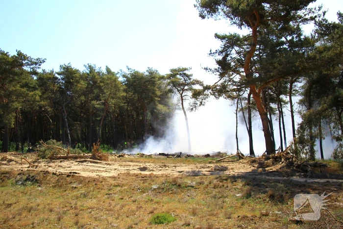 Brandweer rijdt zich vast bij natuurbrand