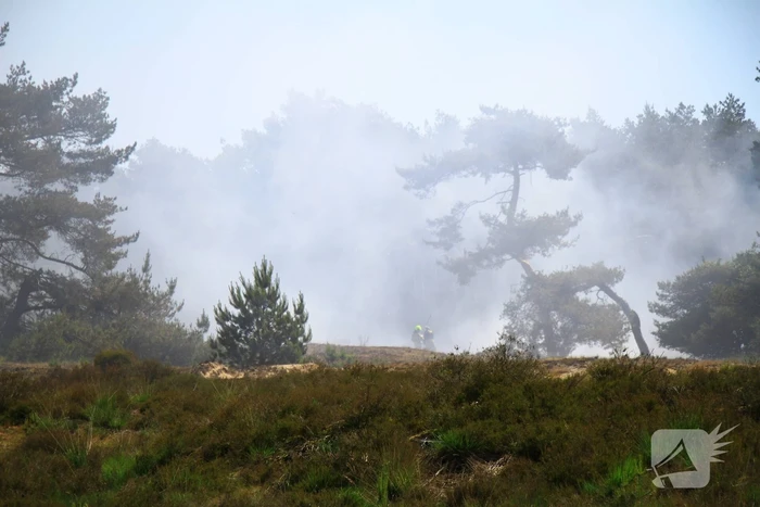 Brandweer rijdt zich vast bij natuurbrand