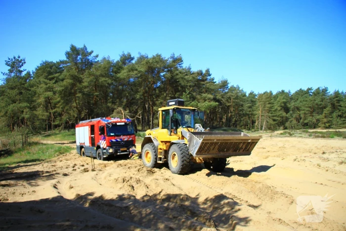 Brandweer rijdt zich vast bij natuurbrand