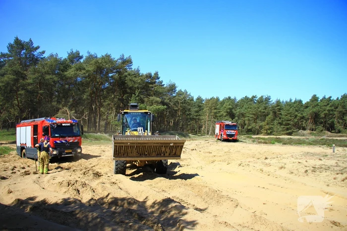 Brandweer rijdt zich vast bij natuurbrand
