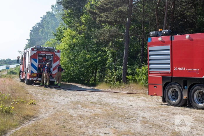 Brandweer blust brand in natuurgebied