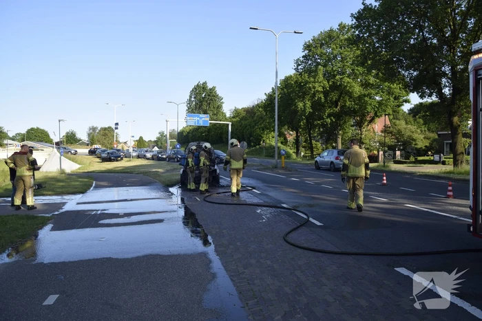 Auto vliegt al rijdend in brand