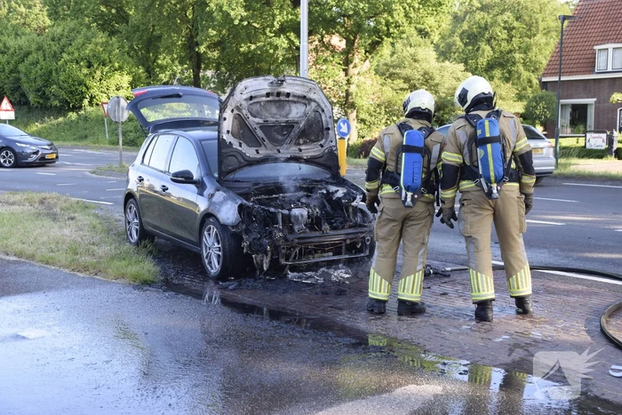 Auto vliegt al rijdend in brand
