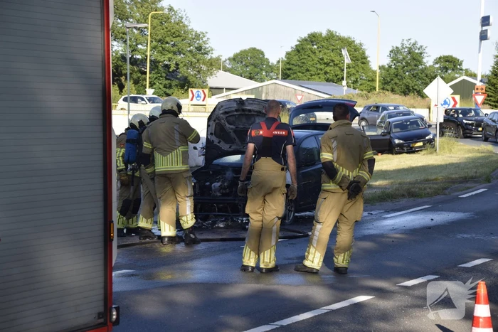 Auto vliegt al rijdend in brand
