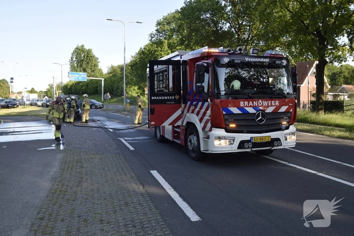 Auto vliegt al rijdend in brand