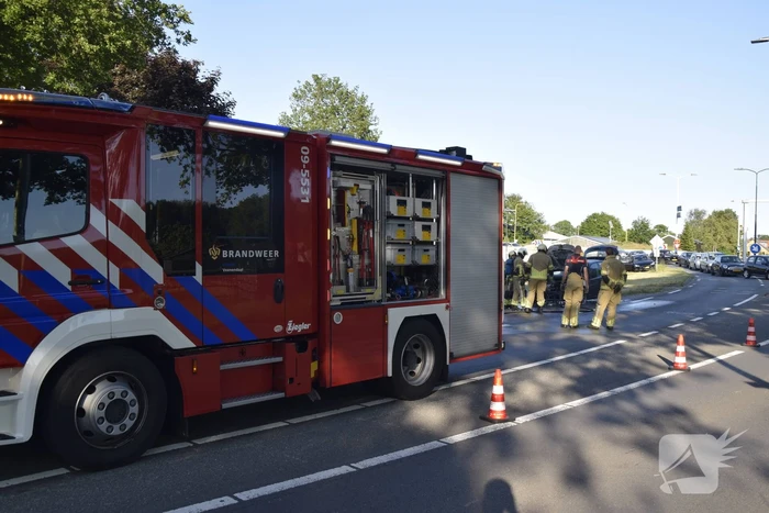 Auto vliegt al rijdend in brand