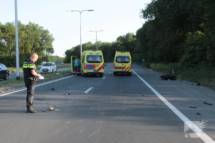 Flink ongeval tussen automobilist en scooterrijder