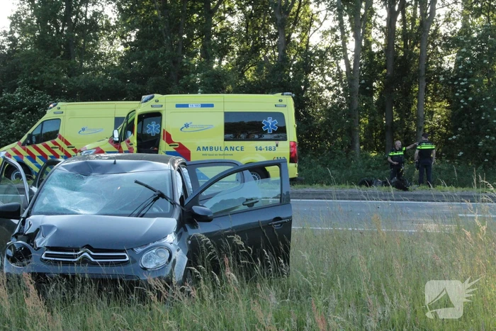 Flink ongeval tussen automobilist en scooterrijder