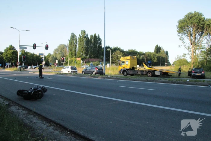 Flink ongeval tussen automobilist en scooterrijder