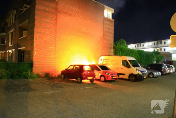Auto zwaar beschadigd door brand, politie gaat uit van brandstichting