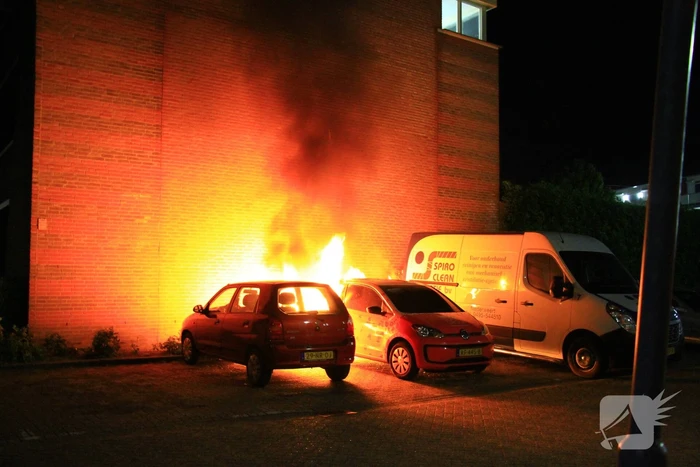 Auto zwaar beschadigd door brand, politie gaat uit van brandstichting