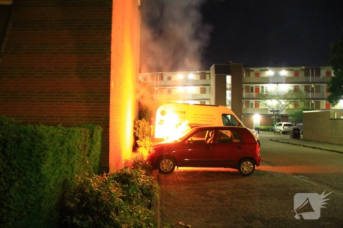 Auto zwaar beschadigd door brand, politie gaat uit van brandstichting