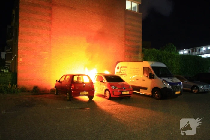 Auto zwaar beschadigd door brand, politie gaat uit van brandstichting