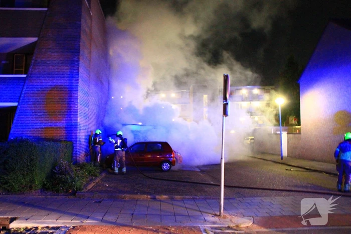 Auto zwaar beschadigd door brand, politie gaat uit van brandstichting